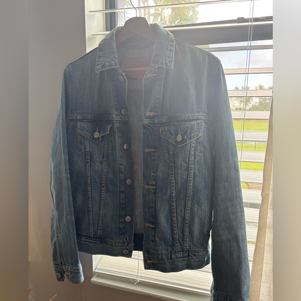 Vintage Levi's Blue Denim Jacket! Classic oversized fit.